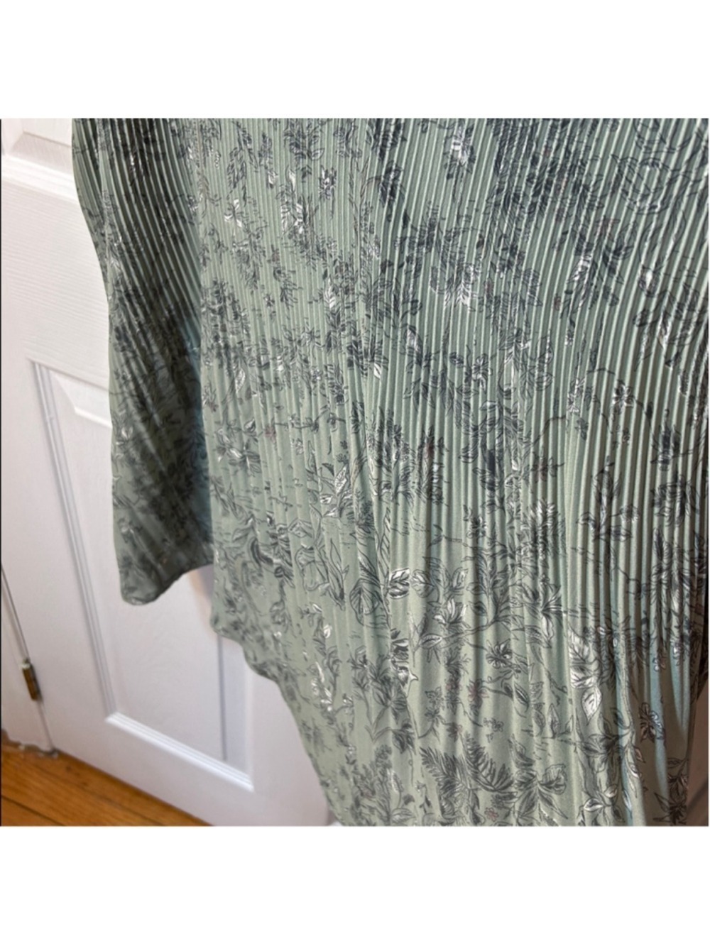 Penningtons Sage Green V-Neck Floral Pleated Tunic Blouse Size 4X - Picture 3 of 5